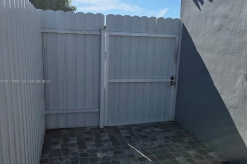 Снять в аренду коммерческую недвижимость в Хайалиа, Флорида 2 спальни, 264.12м2, № 2004836 - фото 5