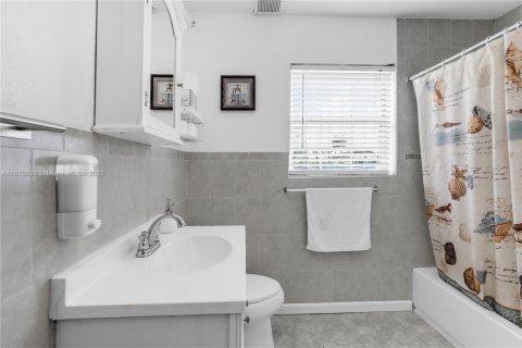 House in Homestead, Florida 5 bedrooms, 226.5 sq.m. № 1788352 - photo 17