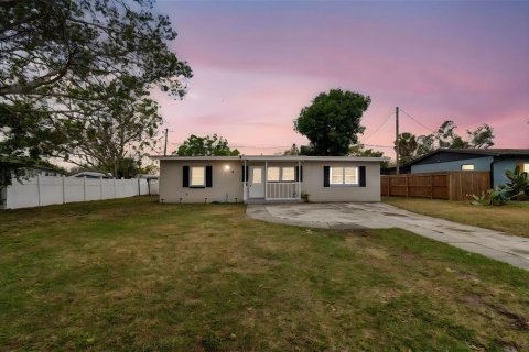 House in Saint Petersburg, Florida 4 bedrooms, 120.4 sq.m. № 2099849
