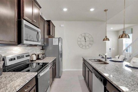 House in Davenport, Florida 7 bedrooms, 300.45 sq.m. № 2222743 - photo 4