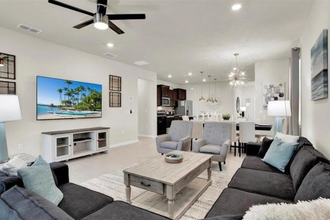 House in Davenport, Florida 7 bedrooms, 300.45 sq.m. № 2222743 - photo 2