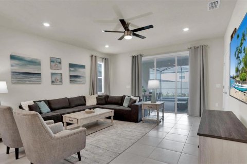 House in Davenport, Florida 7 bedrooms, 300.45 sq.m. № 2222743 - photo 3