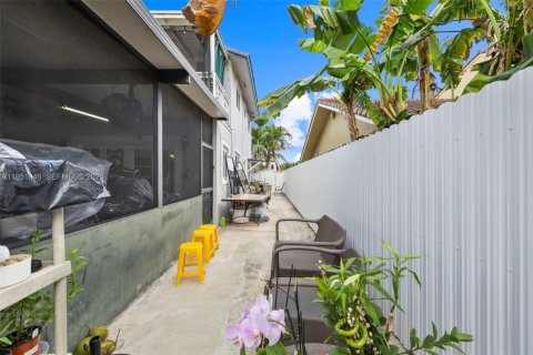 Villa ou maison à vendre à Hialeah, Floride: 4 chambres, 174.66 m2 № 2020067 - photo 27