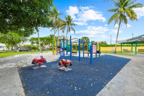 Villa ou maison à vendre à Hialeah, Floride: 4 chambres, 174.66 m2 № 2020067 - photo 22