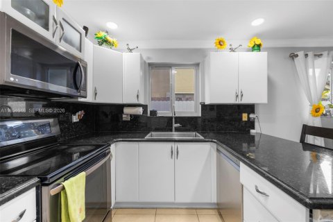 Villa ou maison à vendre à Hialeah, Floride: 4 chambres, 174.66 m2 № 2020067 - photo 16