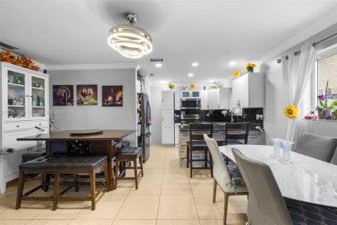 Villa ou maison à vendre à Hialeah, Floride: 4 chambres, 174.66 m2 № 2020067 - photo 4