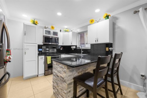 Villa ou maison à vendre à Hialeah, Floride: 4 chambres, 174.66 m2 № 2020067 - photo 5