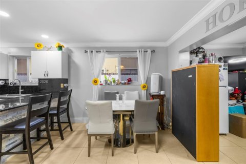 Villa ou maison à vendre à Hialeah, Floride: 4 chambres, 174.66 m2 № 2020067 - photo 15