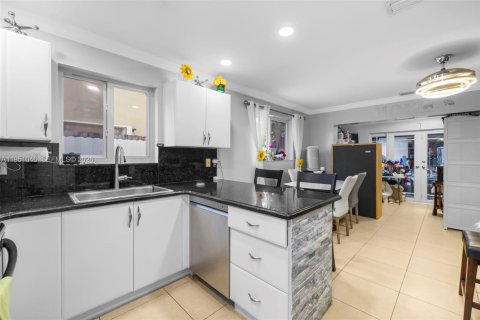 Villa ou maison à vendre à Hialeah, Floride: 4 chambres, 174.66 m2 № 2020067 - photo 17