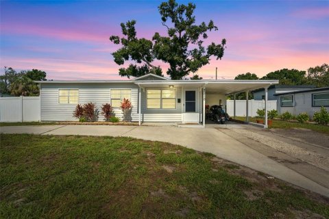 House in Saint Petersburg, Florida 3 bedrooms, 115.94 sq.m. № 1782862 - photo 1