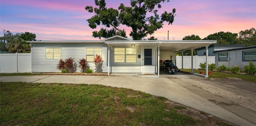 House in Saint Petersburg, Florida 3 bedrooms, 115.94 sq.m. № 1782862