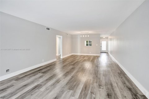 Condominio en venta en Coconut Creek, Florida, 2 dormitorios, 107.4 m2 № 2054838 - foto 18