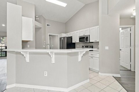 House in New Port Richey, Florida 3 bedrooms, 174.28 sq.m. № 2393394 - photo 7