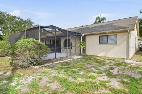 House in New Port Richey, Florida 3 bedrooms, 174.28 sq.m. № 2393394 - photo 16