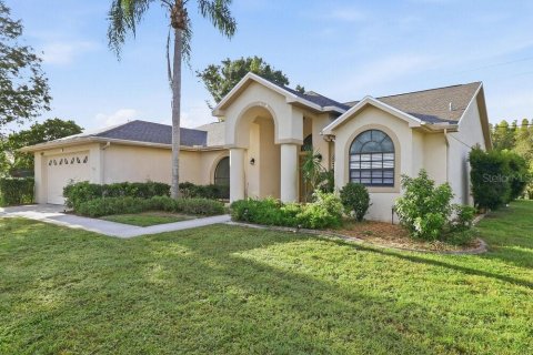 House in New Port Richey, Florida 3 bedrooms, 174.28 sq.m. № 2393394 - photo 3