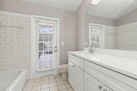 House in New Port Richey, Florida 3 bedrooms, 174.28 sq.m. № 2393394 - photo 14