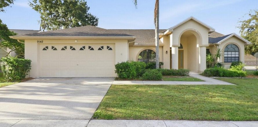 House in New Port Richey, Florida 3 bedrooms, 174.28 sq.m. № 2393394