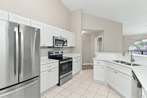 House in New Port Richey, Florida 3 bedrooms, 174.28 sq.m. № 2393394 - photo 8