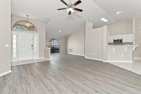 House in New Port Richey, Florida 3 bedrooms, 174.28 sq.m. № 2393394 - photo 4
