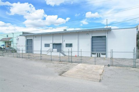 Commercial property in Hialeah, Florida № 1756323 - photo 4