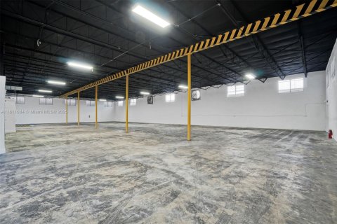 Commercial property in Hialeah, Florida № 1756323 - photo 7