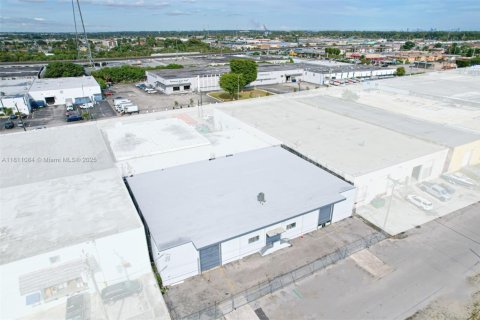 Commercial property in Hialeah, Florida № 1756323 - photo 5