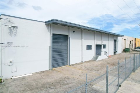Commercial property in Hialeah, Florida № 1756323 - photo 3