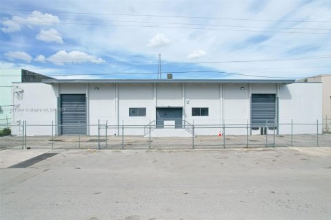 Commercial property in Hialeah, Florida № 1756323 - photo 1