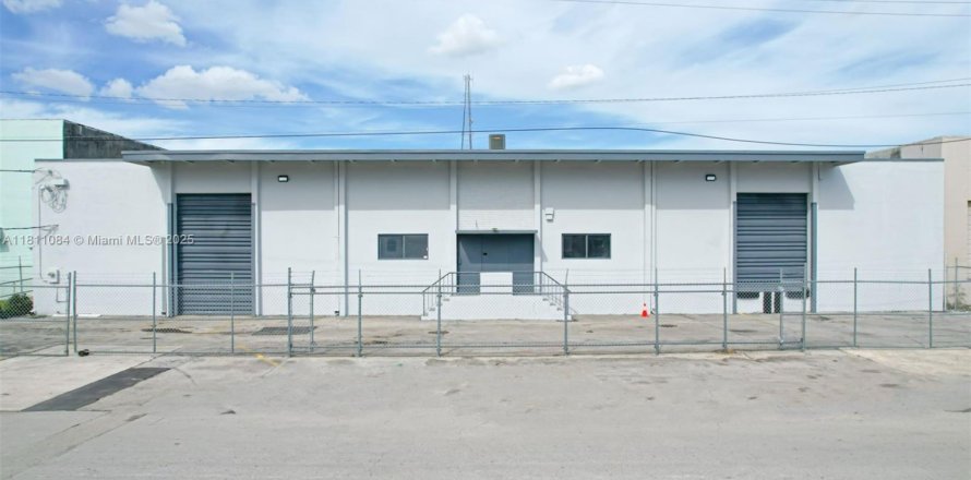 Commercial property in Hialeah, Florida № 1756323