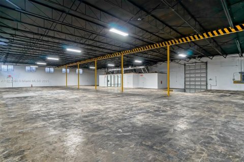 Commercial property in Hialeah, Florida № 1756323 - photo 2
