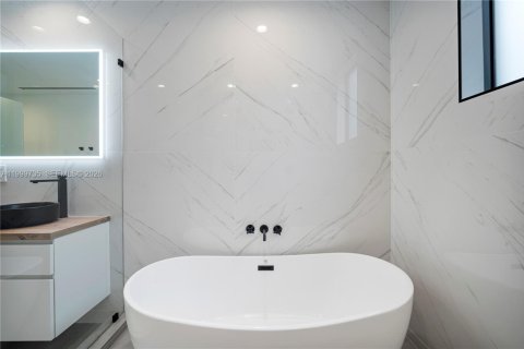 Immobilier commercial à vendre à Miami, Floride: 557.6 m2 № 2064422 - photo 28