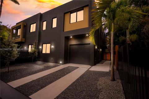 Immobilier commercial à Miami, Floride 557.6 m2 № 2064422
