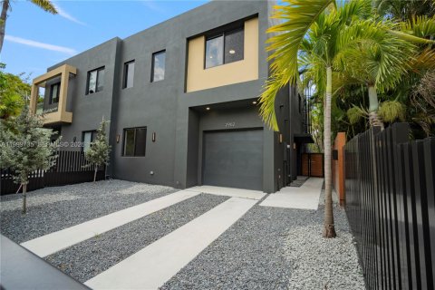 Immobilier commercial à vendre à Miami, Floride: 557.6 m2 № 2064422 - photo 2