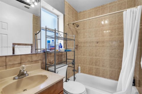 Casa en venta en Miami, Florida, 5 dormitorios, 191.01 m2 № 1826007 - foto 25