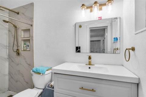 Casa en venta en Miami, Florida, 5 dormitorios, 191.01 m2 № 1826007 - foto 15