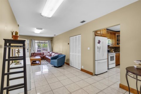 Casa en venta en Miami, Florida, 5 dormitorios, 191.01 m2 № 1826007 - foto 7