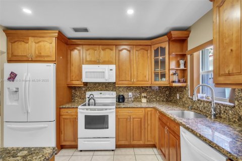 Casa en venta en Miami, Florida, 5 dormitorios, 191.01 m2 № 1826007 - foto 10