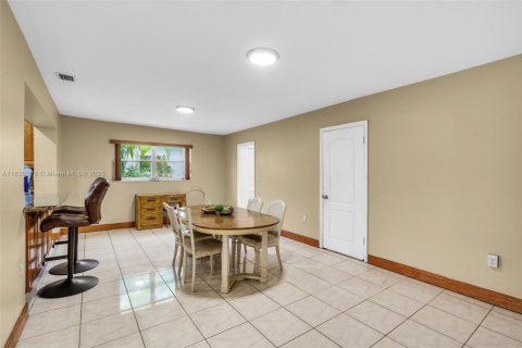 Casa en venta en Miami, Florida, 5 dormitorios, 191.01 m2 № 1826007 - foto 8