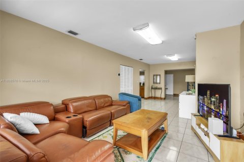 Casa en venta en Miami, Florida, 5 dormitorios, 191.01 m2 № 1826007 - foto 4