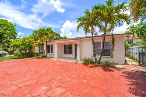 Casa en venta en Miami, Florida, 5 dormitorios, 191.01 m2 № 1826007 - foto 2