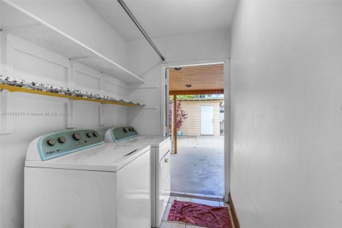 Casa en venta en Miami, Florida, 5 dormitorios, 191.01 m2 № 1826007 - foto 30