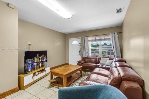 Casa en venta en Miami, Florida, 5 dormitorios, 191.01 m2 № 1826007 - foto 5