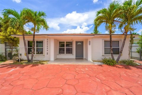 Casa en venta en Miami, Florida, 5 dormitorios, 191.01 m2 № 1826007 - foto 1