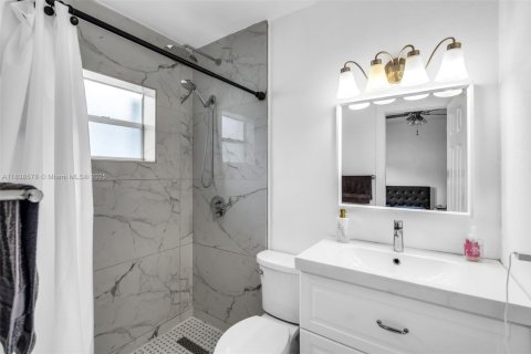 Casa en venta en Miami, Florida, 5 dormitorios, 191.01 m2 № 1826007 - foto 28