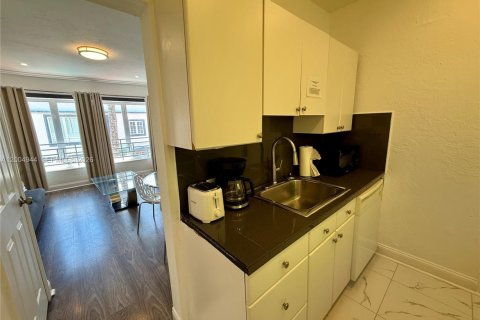 Casa en alquiler en Miami Beach, Florida, 2 dormitorios, 60.39 m2 № 2068853 - foto 4