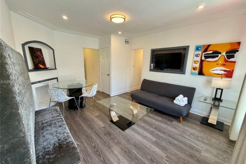 Casa en alquiler en Miami Beach, Florida, 2 dormitorios, 60.39 m2 № 2068853 - foto 2