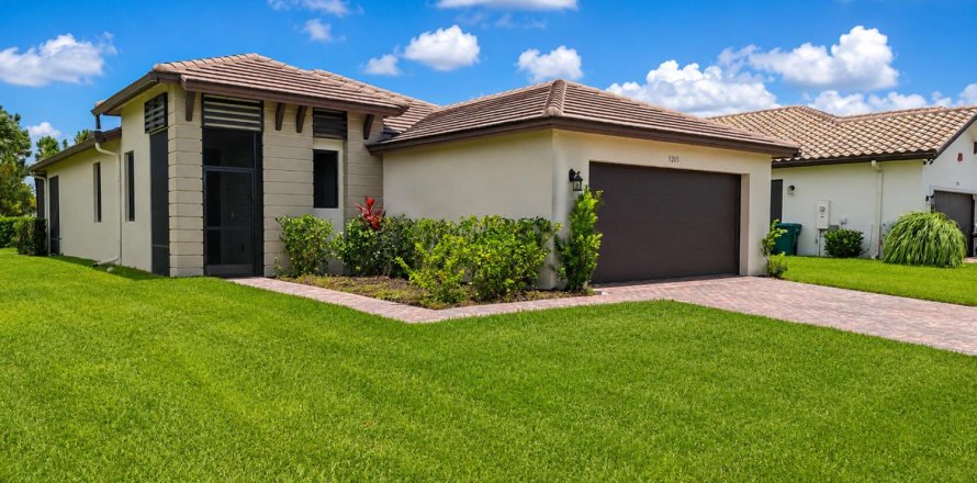 House in Ave Maria, Florida 3 bedrooms, 159.51 sq.m. № 2191705