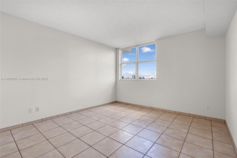 Condo in Miami, Florida, 1 bedroom  № 1953425 - photo 18