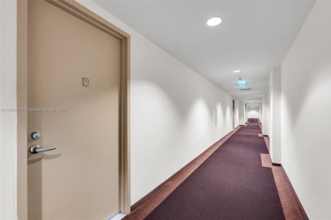 Condo in Miami, Florida, 1 bedroom  № 1953425 - photo 5