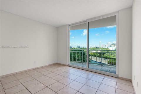 Condo in Miami, Florida, 1 bedroom  № 1953425 - photo 9